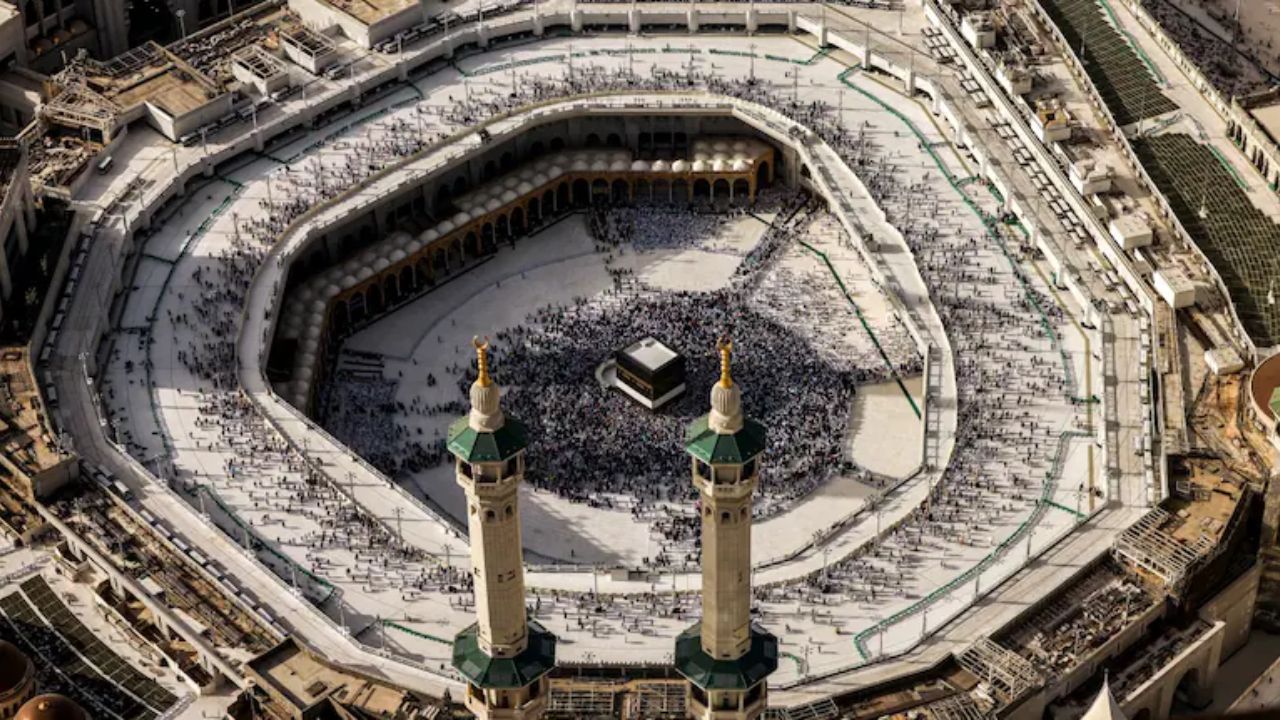 2025/July 2025/সৌদিতে ভয়াবহ সড়ক দুর্ঘটনায় ৭ পাকিস্তানি ওমরাহযাত্রীর মৃত্যু.jpg